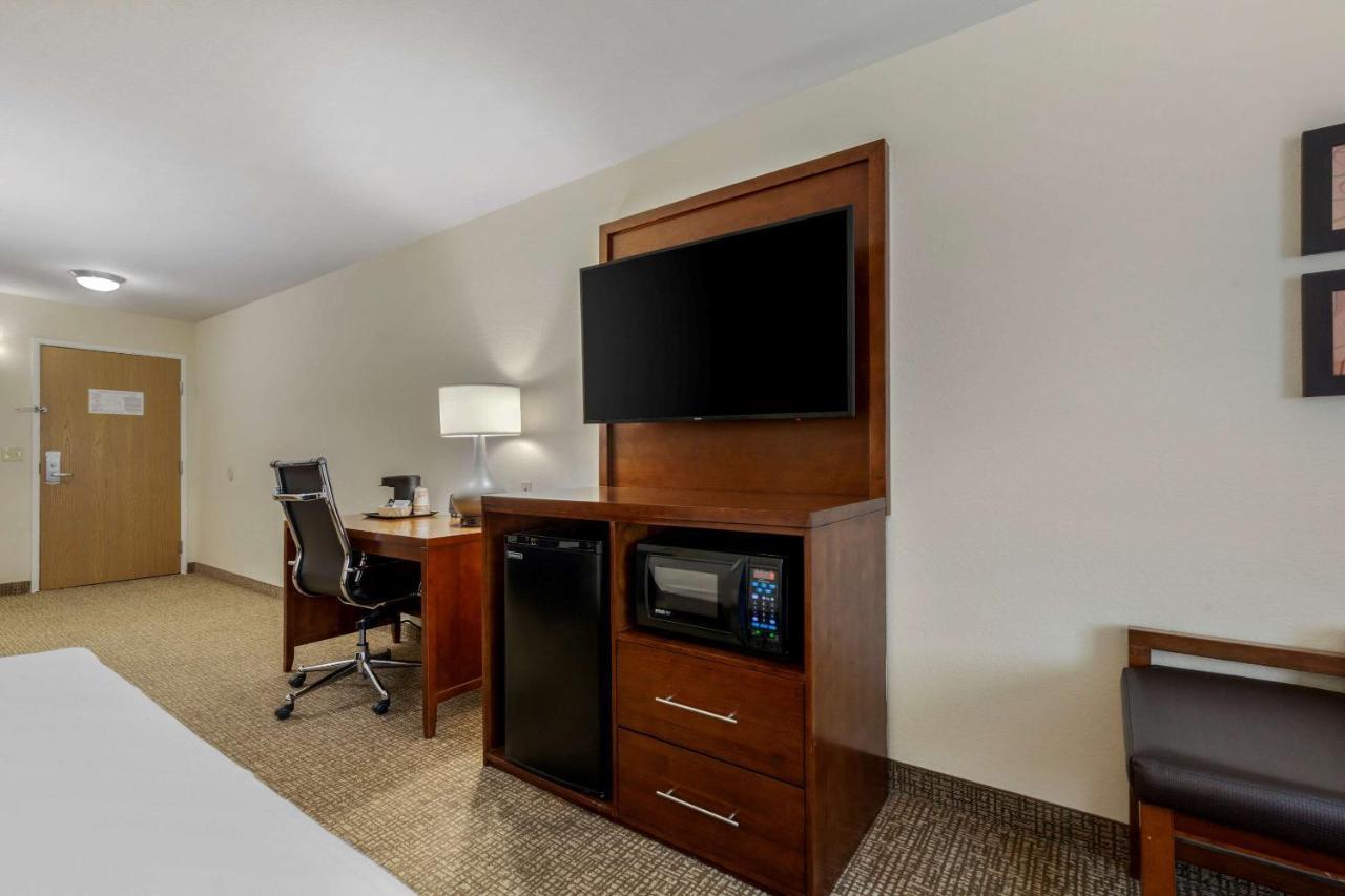 Comfort Suites Johnson Creek Conference Center Εξωτερικό φωτογραφία