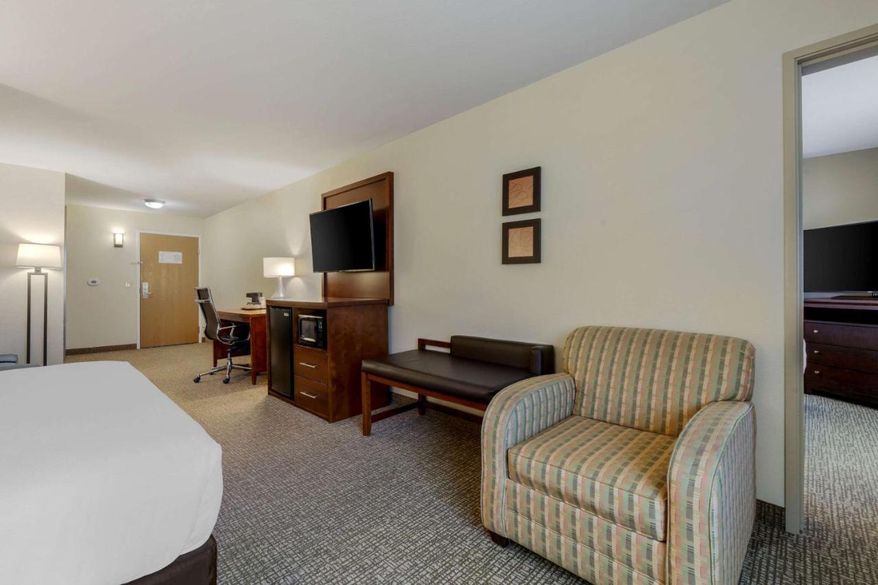 Comfort Suites Johnson Creek Conference Center Εξωτερικό φωτογραφία