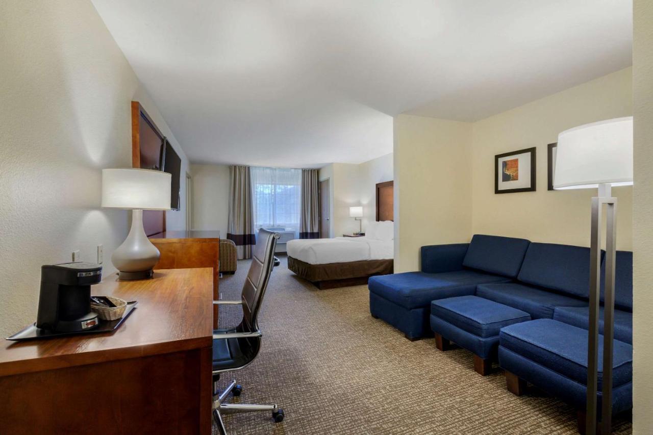 Comfort Suites Johnson Creek Conference Center Εξωτερικό φωτογραφία