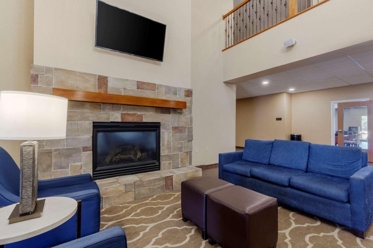 Comfort Suites Johnson Creek Conference Center Εξωτερικό φωτογραφία