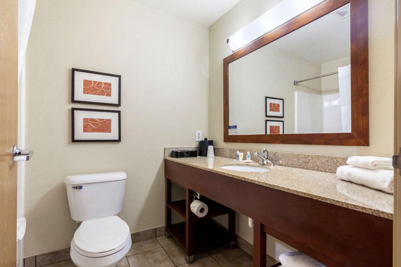 Comfort Suites Johnson Creek Conference Center Εξωτερικό φωτογραφία