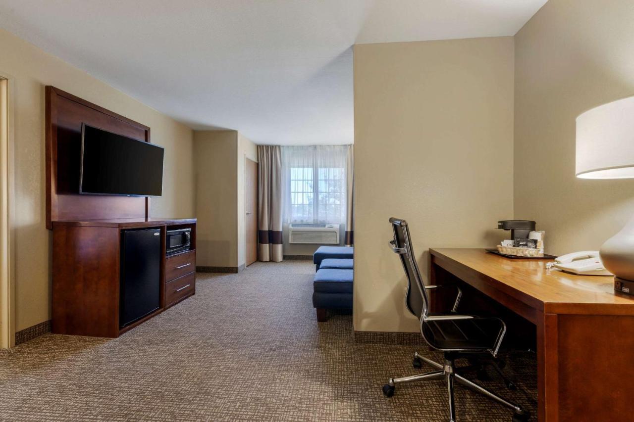 Comfort Suites Johnson Creek Conference Center Εξωτερικό φωτογραφία