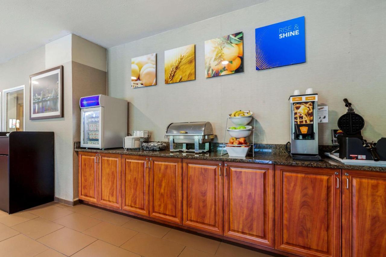 Comfort Suites Johnson Creek Conference Center Εξωτερικό φωτογραφία