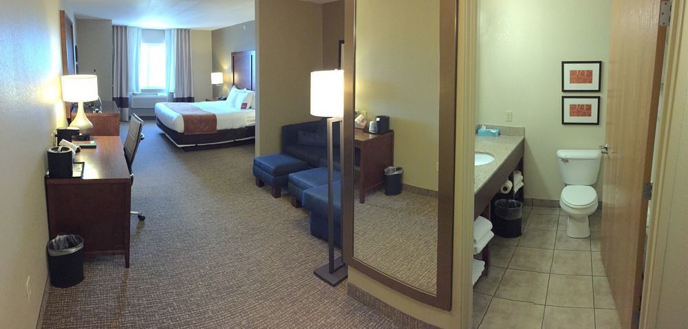 Comfort Suites Johnson Creek Conference Center Εξωτερικό φωτογραφία